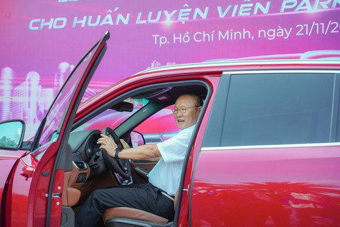 VinFast tặng xe Lux SA2.0 cho HLV Park Hang-seo - ảnh 2