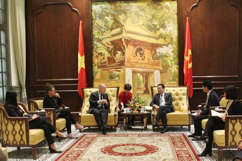 Bộ TT&TT đề nghị Apple tạo điều kiện phát triển các doanh nghiệp phụ trợ tại Việt Nam - ảnh 1