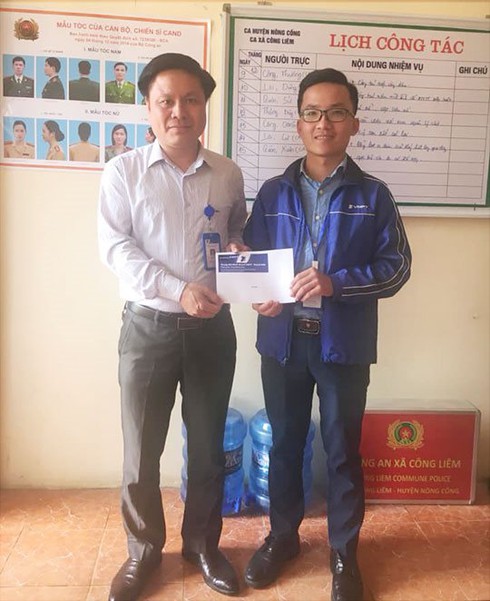 Nhân viên kinh doanh VinaPhone Thanh Hóa trả lại tiền cho người đánh mất - ảnh 2