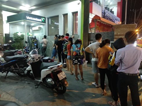29 Tết, mất nguyên buổi sáng chỉ để đi rút tiền tại cây ATM - Ảnh 6. 29 Tết, mất nguyên buổi sáng chỉ để đi rút tiền tại cây ATM - Ảnh 6.