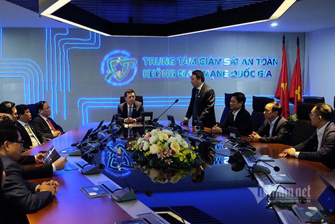 Bộ trưởng Nguyễn Mạnh Hùng kiểm tra công tác đảm bảo thông tin liên lạc Tết Canh Tý