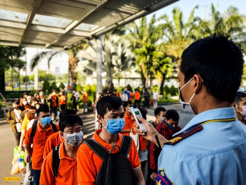 Giữa tâm bão dịch viêm phổi Corona, VNG cho bố mẹ ở nhà trông con, Thế Giới Di Động 10 phút diệt khuẩn nút bấm thang máy một lần - ảnh 1