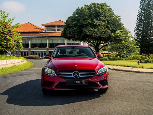 Mercedes – Benz tung xe sang C 180 giá rẻ 1,4 tỷ đồng - ảnh 1