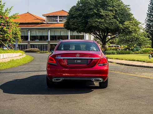 Mercedes – Benz tung xe sang C 180 giá rẻ 1,4 tỷ đồng - ảnh 2