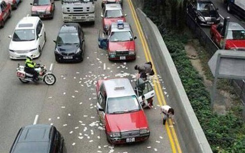 Hong Kong truy tìm những người hôi tiền ở quốc lộ - ảnh 1