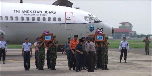 Vụ QZ8501: Vớt thi thể thứ 9, người nhà nạn nhân bị khách sạn đuổi - ảnh 3