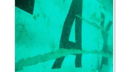 Tìm thấy đuôi máy bay AirAsia QZ8501, chưa biết có hộp đen hay không - ảnh 3