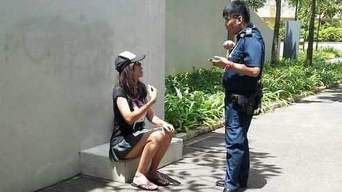 Singapore: Bắt nam sinh mặc váy vào WC nữ nhìn trộm - ảnh 1