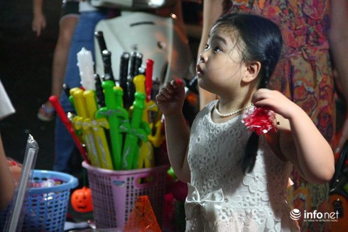 Trẻ em Hà Nội thích thú chào đón lễ hội Halloween - ảnh 8
