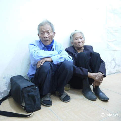 Hai vợ chồng già 16 năm ngủ ngoài đường vẫn ham làm từ thiện - ảnh 1