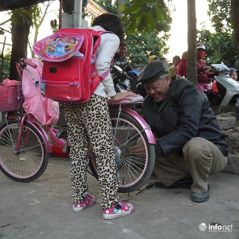 Trò chuyện cùng ông Tâm sửa xe miễn phí cho học sinh - ảnh 2