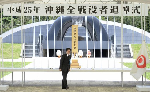 Thủ tướng Nhật cam kết giảm nhẹ vết thương Okinawa - ảnh 1