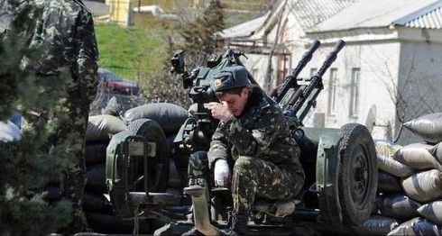 Người biểu tình thân Nga xông vào căn cứ Ukraine ở Crimea - ảnh 1