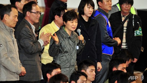 Tổng thống Hàn Quốc xin lỗi vì thảm họa chìm phà - ảnh 1