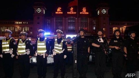 Sau tấn công Tân Cương, Bắc Kinh diễn tập “chống khủng bố” - ảnh 1