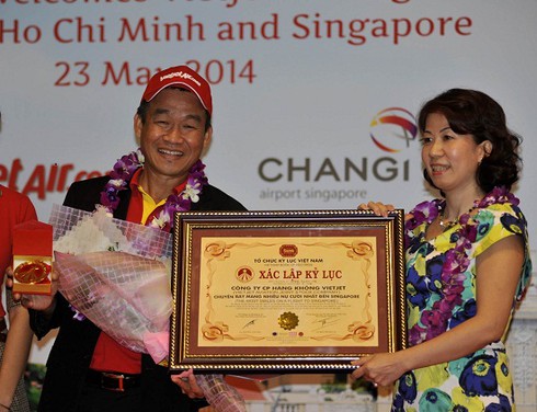 Chuyến bay khai trương mang đến nhiều nụ cười nhất tại Singapore - ảnh 1