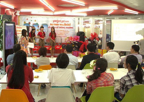 Khách hàng đầu tiên trúng thưởng xe SH của VietJet - ảnh 1