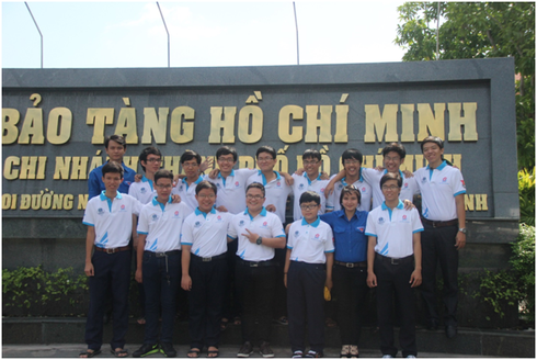 Đội tuyển Tin học trẻ TP.HCM dâng hương trước tượng đài Bác Hồ - ảnh 1