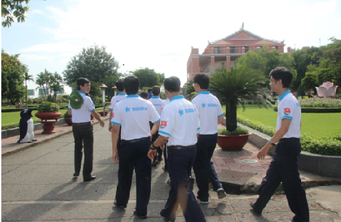 Đội tuyển Tin học trẻ TP.HCM dâng hương trước tượng đài Bác Hồ - ảnh 2