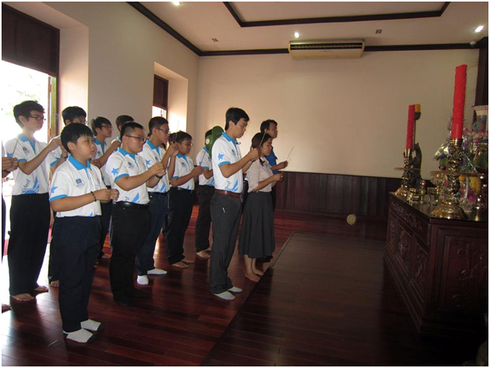 Đội tuyển Tin học trẻ TP.HCM dâng hương trước tượng đài Bác Hồ - ảnh 3