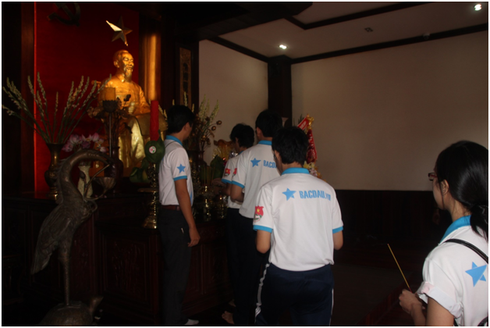 Đội tuyển Tin học trẻ TP.HCM dâng hương trước tượng đài Bác Hồ - ảnh 4