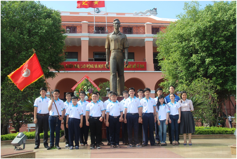 Đội tuyển Tin học trẻ TP.HCM dâng hương trước tượng đài Bác Hồ - ảnh 6