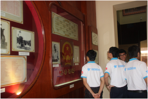 Đội tuyển Tin học trẻ TP.HCM dâng hương trước tượng đài Bác Hồ - ảnh 9