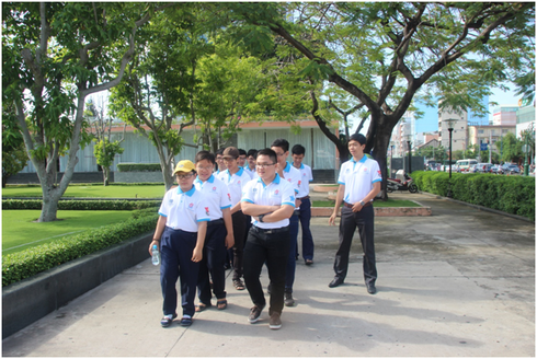 Đội tuyển Tin học trẻ TP.HCM dâng hương trước tượng đài Bác Hồ - ảnh 10