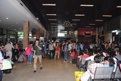 Nghỉ lễ 30/4: Dân khóc ròng vì tắc đường, tăng giá vé tàu xe - ảnh 17