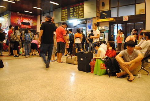 Nghỉ lễ 30/4: Dân khóc ròng vì tắc đường, tăng giá vé tàu xe - ảnh 7