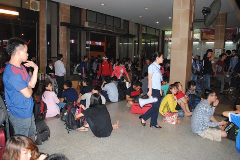 Nghỉ lễ 30/4: Dân khóc ròng vì tắc đường, tăng giá vé tàu xe - ảnh 6