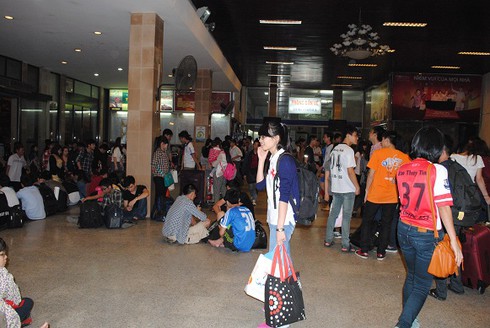 Nghỉ lễ 30/4: Dân khóc ròng vì tắc đường, tăng giá vé tàu xe - ảnh 15