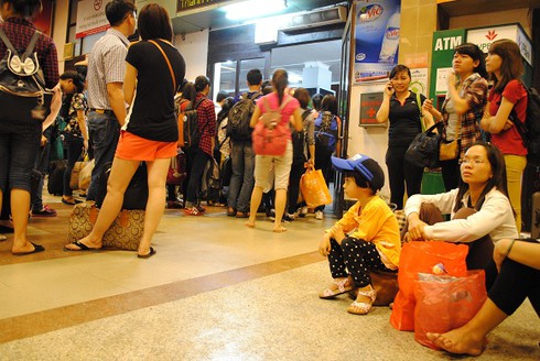 Nghỉ lễ 30/4: Dân khóc ròng vì tắc đường, tăng giá vé tàu xe - ảnh 16