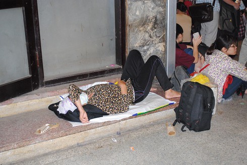 Nghỉ lễ 30/4: Dân khóc ròng vì tắc đường, tăng giá vé tàu xe - ảnh 18