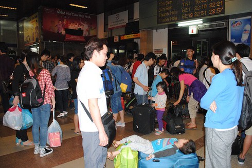 Nghỉ lễ 30/4: Dân khóc ròng vì tắc đường, tăng giá vé tàu xe - ảnh 19