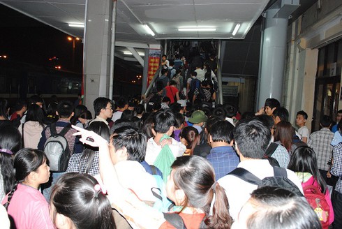 Nghỉ lễ 30/4: Dân khóc ròng vì tắc đường, tăng giá vé tàu xe - ảnh 20