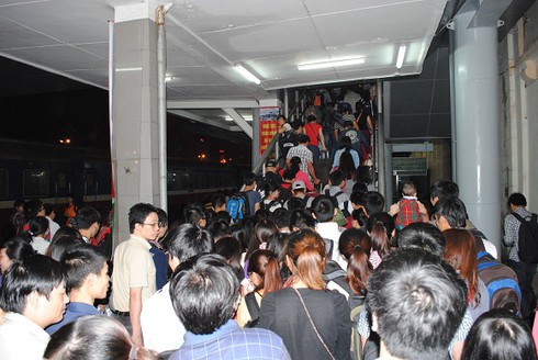 Nghỉ lễ 30/4: Dân khóc ròng vì tắc đường, tăng giá vé tàu xe - ảnh 21