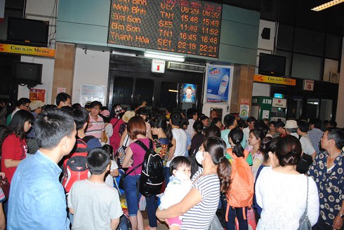 Nghỉ lễ 30/4: Dân khóc ròng vì tắc đường, tăng giá vé tàu xe - ảnh 8