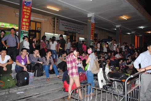 Nghỉ lễ 30/4: Dân khóc ròng vì tắc đường, tăng giá vé tàu xe - ảnh 10