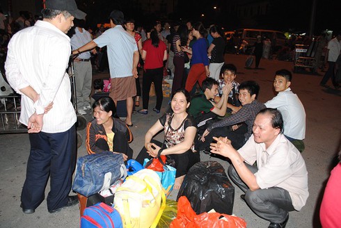 Nghỉ lễ 30/4: Dân khóc ròng vì tắc đường, tăng giá vé tàu xe - ảnh 11