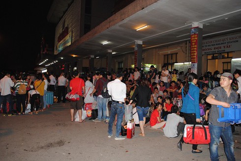 Nghỉ lễ 30/4: Dân khóc ròng vì tắc đường, tăng giá vé tàu xe - ảnh 12