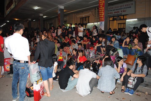 Nghỉ lễ 30/4: Dân khóc ròng vì tắc đường, tăng giá vé tàu xe - ảnh 13