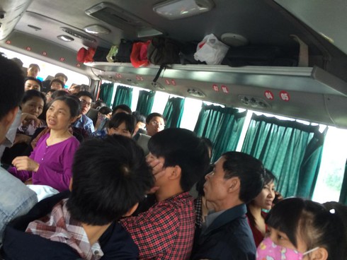 Nghỉ lễ 30/4: Dân khóc ròng vì tắc đường, tăng giá vé tàu xe - ảnh 1