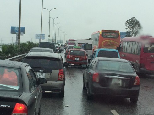 Nghỉ lễ 30/4: Dân khóc ròng vì tắc đường, tăng giá vé tàu xe - ảnh 2