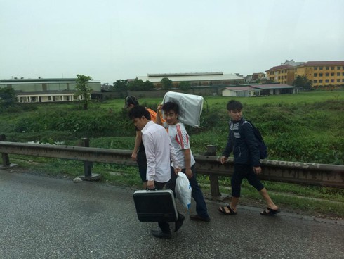 Nghỉ lễ 30/4: Dân khóc ròng vì tắc đường, tăng giá vé tàu xe - ảnh 3