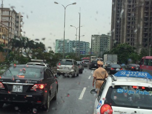 Nghỉ lễ 30/4: Dân khóc ròng vì tắc đường, tăng giá vé tàu xe - ảnh 4