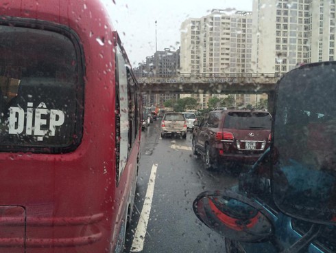 Nghỉ lễ 30/4: Dân khóc ròng vì tắc đường, tăng giá vé tàu xe - ảnh 5