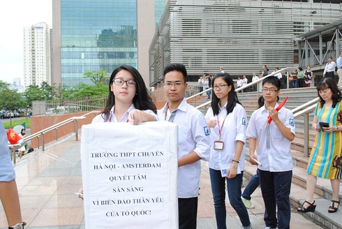 Học sinh trường Ams “nhuộm đỏ” sân trường, xếp hình Tổ quốc - ảnh 13