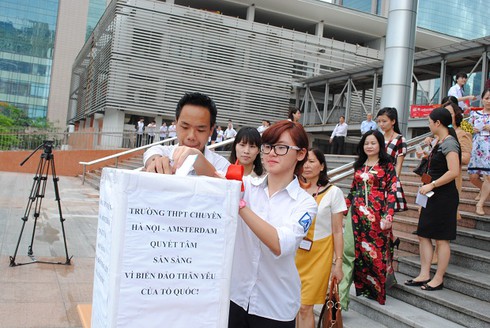 Học sinh trường Ams “nhuộm đỏ” sân trường, xếp hình Tổ quốc - ảnh 14
