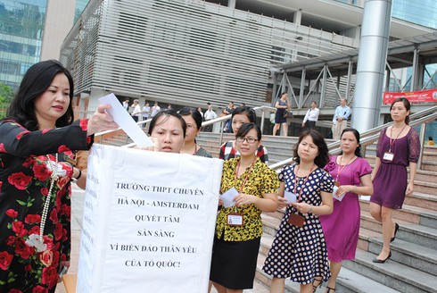 Học sinh trường Ams “nhuộm đỏ” sân trường, xếp hình Tổ quốc - ảnh 12